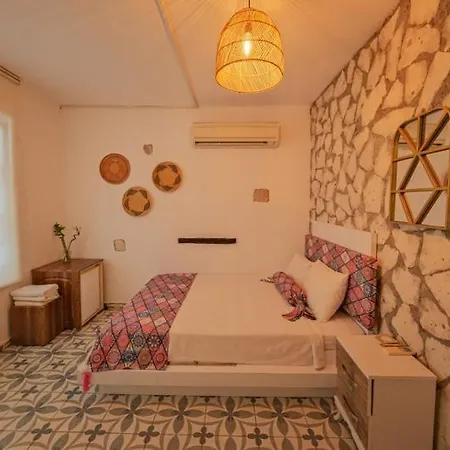 Mor Salkim Konagi Alaçatı